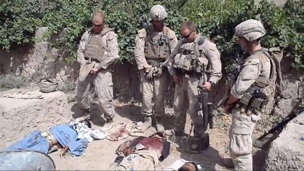 Un vídeo publicado en Youtube muestra a marines de EE.UU. supuestamente orinando sobre cadáveres de talibanes en Afganistán