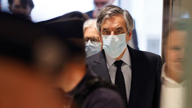 El ex primer ministro francés François Fillon, condenado a cinco años por los «empleos ficticios»