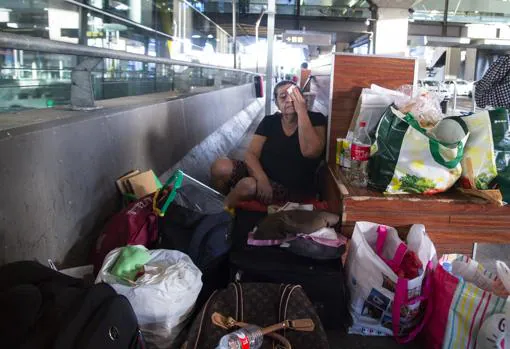 Fanny Hidalgo, entre maletas y bolsas de víveres en el exterior de la terminal