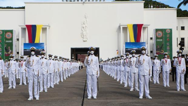Cadetes en su graduación, en el Palacio de Miraflores