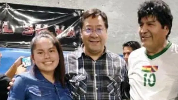 Evo Morales (a la derecha), con Luis Arce y la joven con la que tuvo una relación