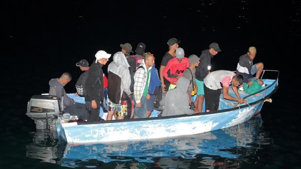 Inmigrantes clandestinos cerca de Lampedusa