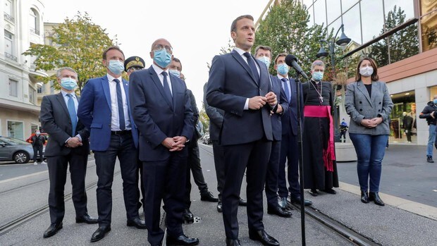 Macron reitera su cruzada contra el yihadismo tras otra ola de ataques en Francia
