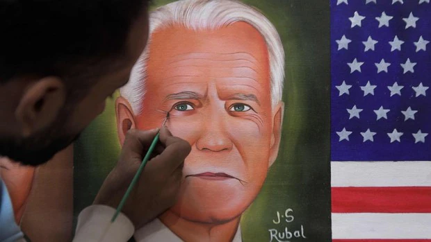 Un artista indio pinta el rostro de Biden, futuro presidente de EE.UU.