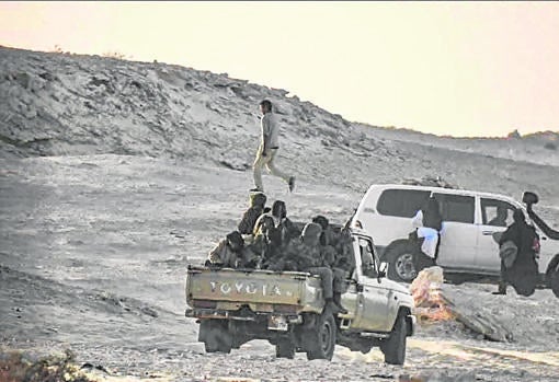 Miembros del Frente Polisario abandonan su campamento cerca de Guergerat, en una imagen facilitada por el Ejército marroquí