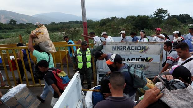 Cruce de acusaciones por la entrega de 1.200 millones en ayudas a Venezuela por EE.UU.