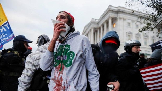 Cuatro muertos y medio centenar de detenidos durante el asalto al Capitolio de EE. UU.