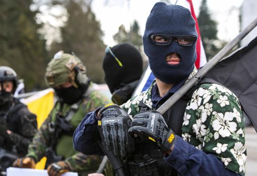 Un miembro del «Boogaloo Movement» combina la camisa hawaiana con indumentaria militar