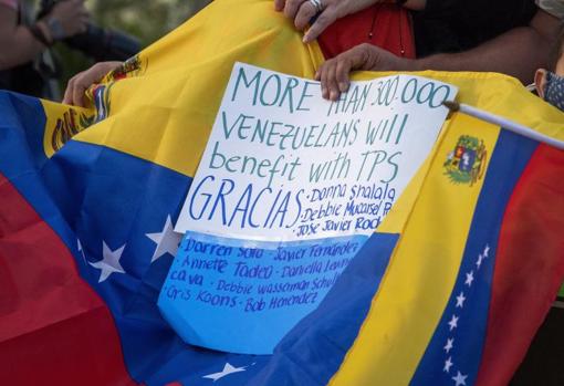Un cartel agradece la aprobación de la protección temporal para los venezolanos en EE.UU.