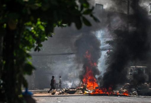 Soldados de Myanmar queman una barricada levantada por manifestantesen en Yangón