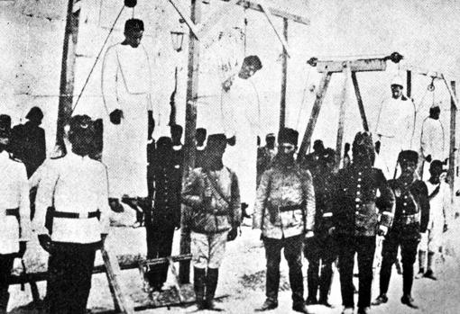 Soldados turcos posan junto a los cuerpos de armenios ejecutados en 1915