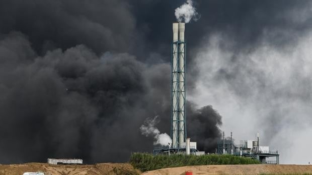 Una nube de humo saliendo de la zona de la industria química de 'Chempark' en Leverkusen