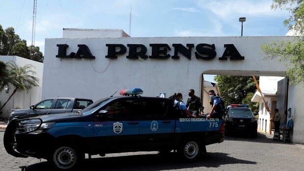La Policía allana la sede del diario 'La Prensa' y lo investiga por supuestos «delitos de fraude»