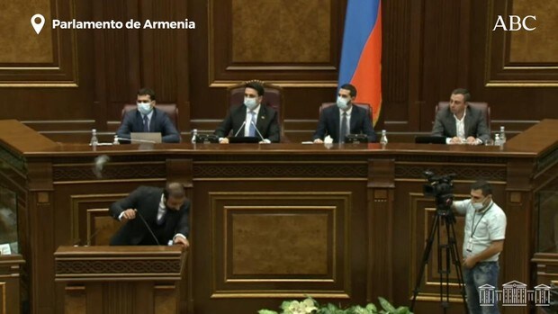 El Parlamento de Armenia se sume en el caos por una pelea entre legisladores