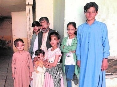 La familia de Mohamed Sadiq Atif, uno de los colaboradores afganos de España