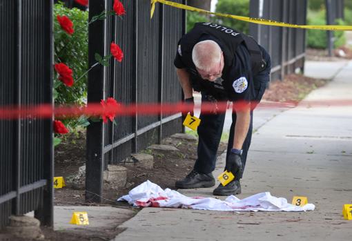 Police are investigating a shooting in the Bridgeport neighborhood (Chicago), in which a 24-year-old man died after being shot several times and two others were seriously injured