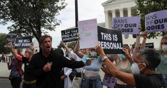 Protestas a favor y en contra del derecho al aborto, frente al Supremo de EE.UU.