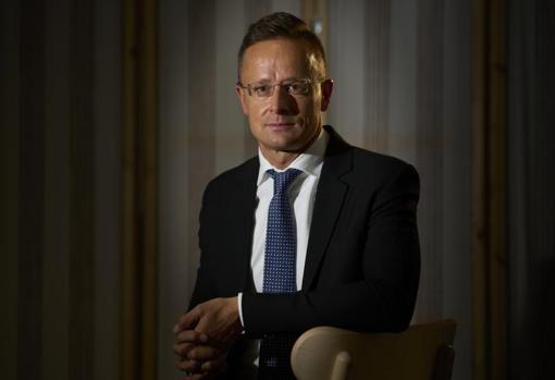 Szijjártó poses before beginning the conversation with this newspaper