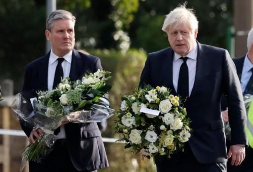 El líder laborista, Keir Starmer, y el primer ministro, Boris Johnson, acuden a rendir tributo al diputado asesinado en el lugar donde fue apuñalado
