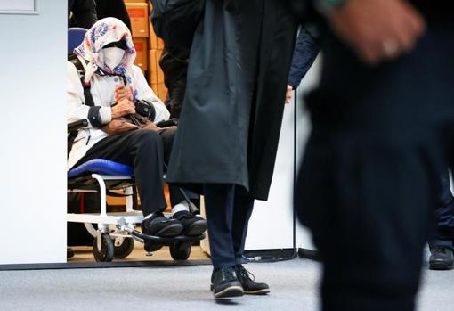 The accused arrives in a wheelchair to the courtroom
