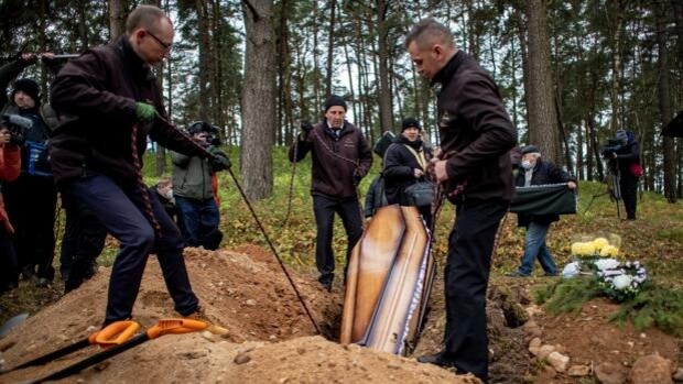 Una tumba en Polonia después de sobrevivir a la guerra en Irak