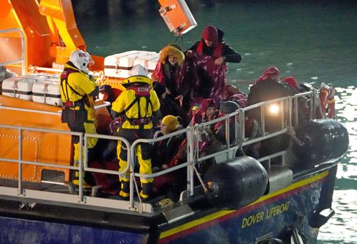 El bote salvavidas RNLI rescata con vida a un grupo de inmigrantes varados en el canal de la Mancha