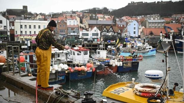 Reino Unido da un respiro a la crisis con Francia y concede 23 licencias de pesca