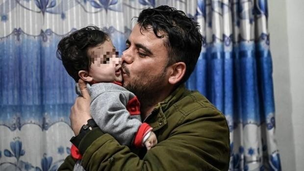 Un bebé perdido en la evacuación del aeropuerto de Kabul se reencuentra con su familia meses después