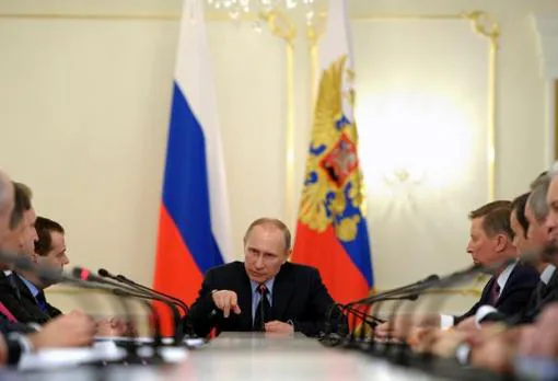 Reunión de Putin con su gobierno en 2014, poco después de la intervención en Crimea