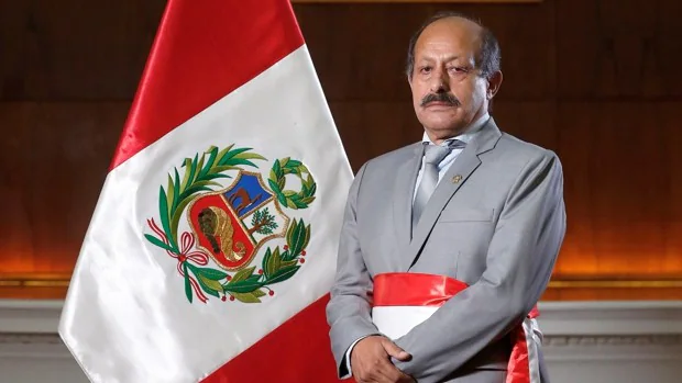 El primer ministro de Perú, Héctor Valer, presenta su renuncia al cargo
