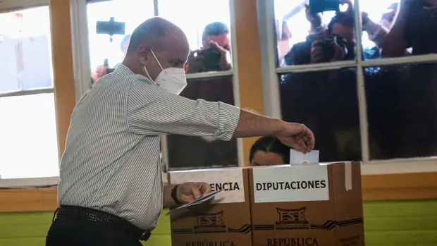 Costa rica vive «una fiesta electoral» en calma y con gran participación