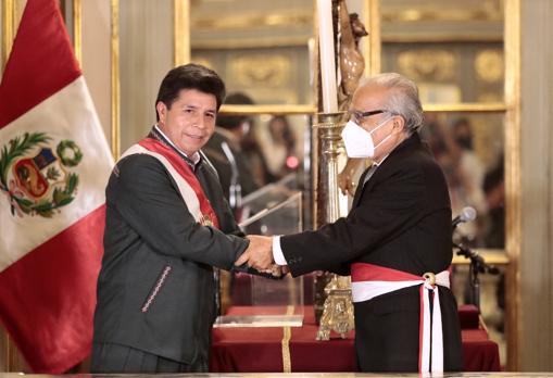 Castillo estrecha las manos de su nuevo primer ministro, Aníbal Torres