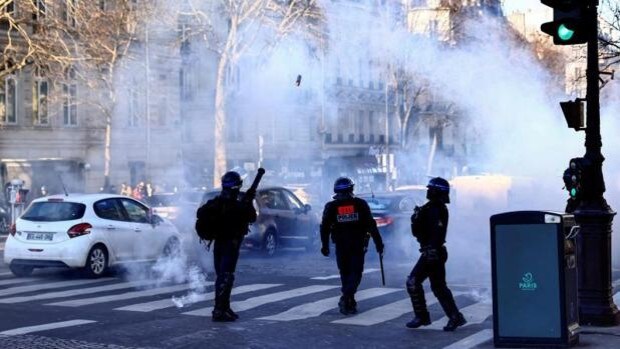 La Policía dispersa con gases lacrimógenos a los manifestantes antivacuna en los Campos Elíseos de París