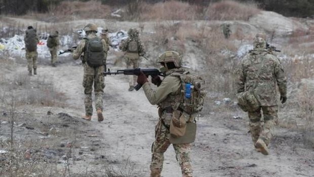Rusia anuncia el fin de las maniobras y la retirada de las tropas pero las acerca aún más a la frontera de Ucrania