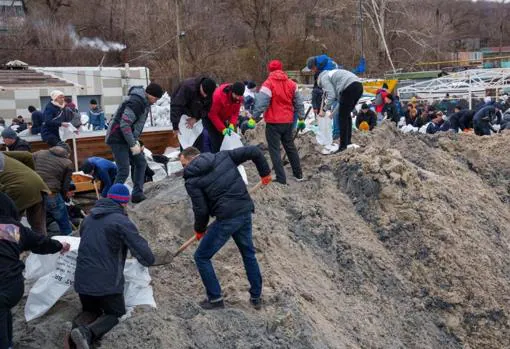Ciudadanos ucranianos se afanan en rellenar sacos con arena para defender Odesa