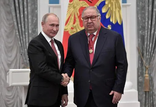 El presidente ruso, Vladimir Putin, con el oligarca Alisher Usmanov, uno de sus grandes apoyos, en una imagen de archivo tomada en el Kremlin