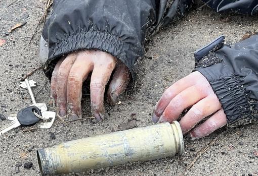Las manos de uno de los muertos encontrados en Bucha