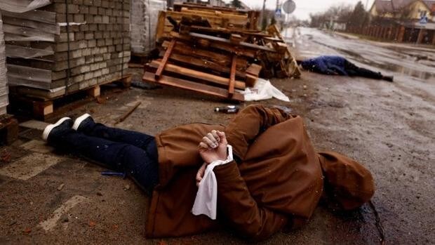 «Mi hijo tenía las manos atadas a la espalda y disparos en la cabeza»: los terribles testimonios sobre crímenes de guerra en Ucrania