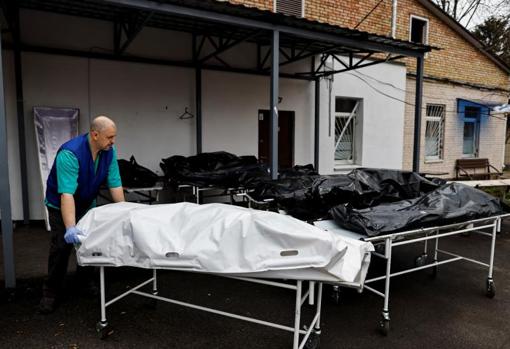 Cadáveres en el exterior de una morgue en Bucha, a la espera de ser identificados