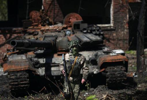 Un soldado ucraniano posa junto a un tanque ruso destruido en la aldea de Malaya Rohan, cerca de Járkov