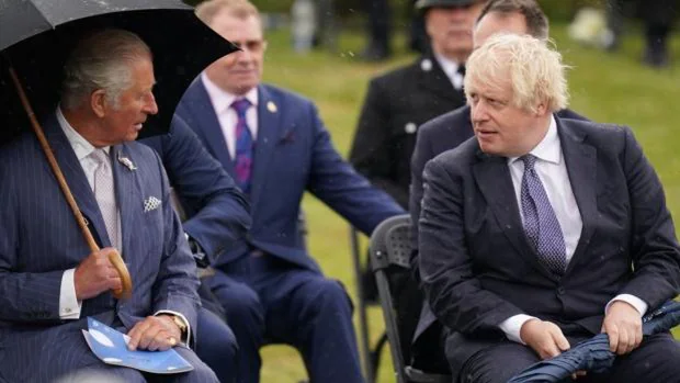Carlos de Inglaterra tacha de «espantosa» la política migratoria de Johnson