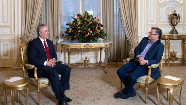 Duque y Petro hablan de finanzas y seguridad en su primera reunión para el traspaso de poderes en Colombia