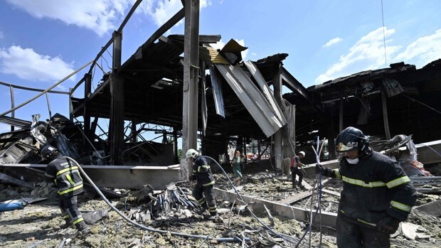 Decenas de desaparecidos y cuerpos carbonizados en las ruinas del centro comercial de Kremenchuk