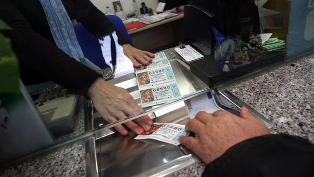 Para compartir un décimo de la Lotería de Navidad es recomendable conocer las claves legales