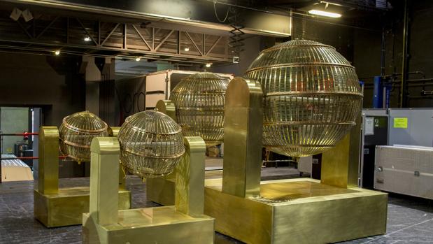 Los bombos del Sorteo Extraordinario de la Lotería de Navidad llegan al Teatro Real de Madrid