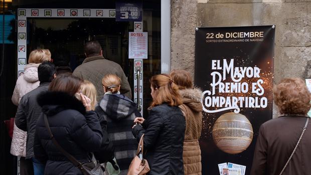 Colas ante una administración de Lotería en Valladolid
