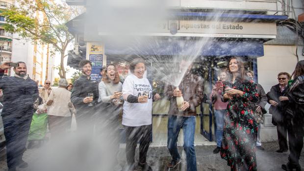 Varios premiados festejan ante una administración de Sevilla