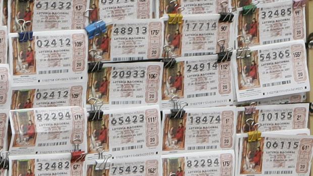 Varios décimos de la Lotería de Navidad expuestos en la Puerta del Sol