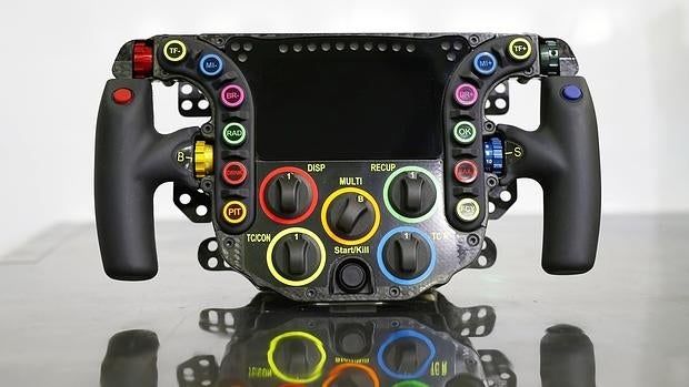 24 Botones Sobre El Volante De Un Coche De Carreras