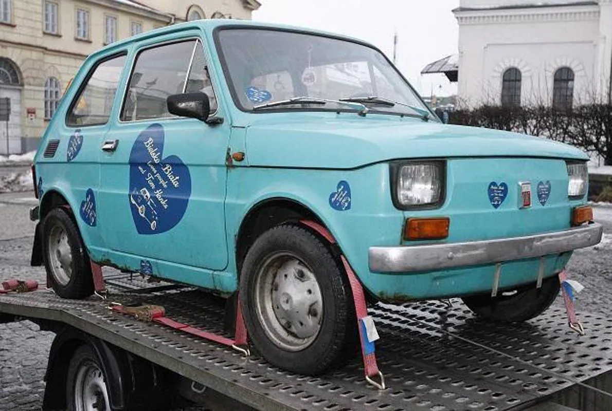 Una ciudad polaca regala a Tom Hanks un Fiat 126 de la